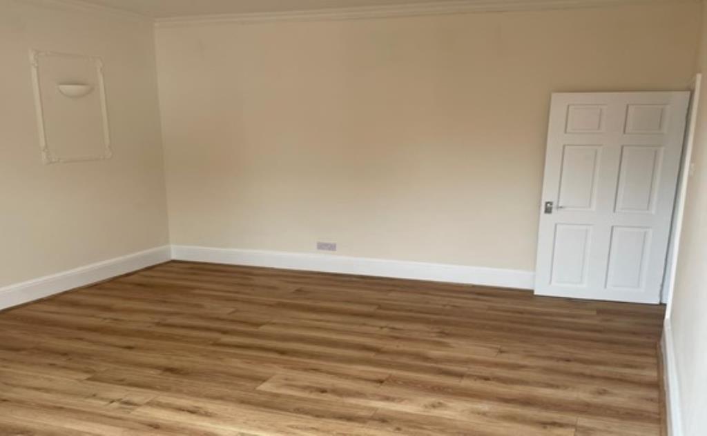 Lot: 139 - WELL PRESENTED TWO-BEDROOM FLAT - Living room